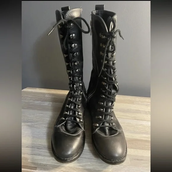 ISO‼️ ISO ‼️ Bed Stu Medallion Size 8/38‼️ - Picture 2 of 3